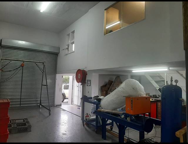 159M² MINI FACTORY TO LET IN CAVERSHAM GLEN